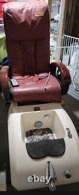 Chaise de pédicure de massage de spa en matériau bordeaux sur base brune claire